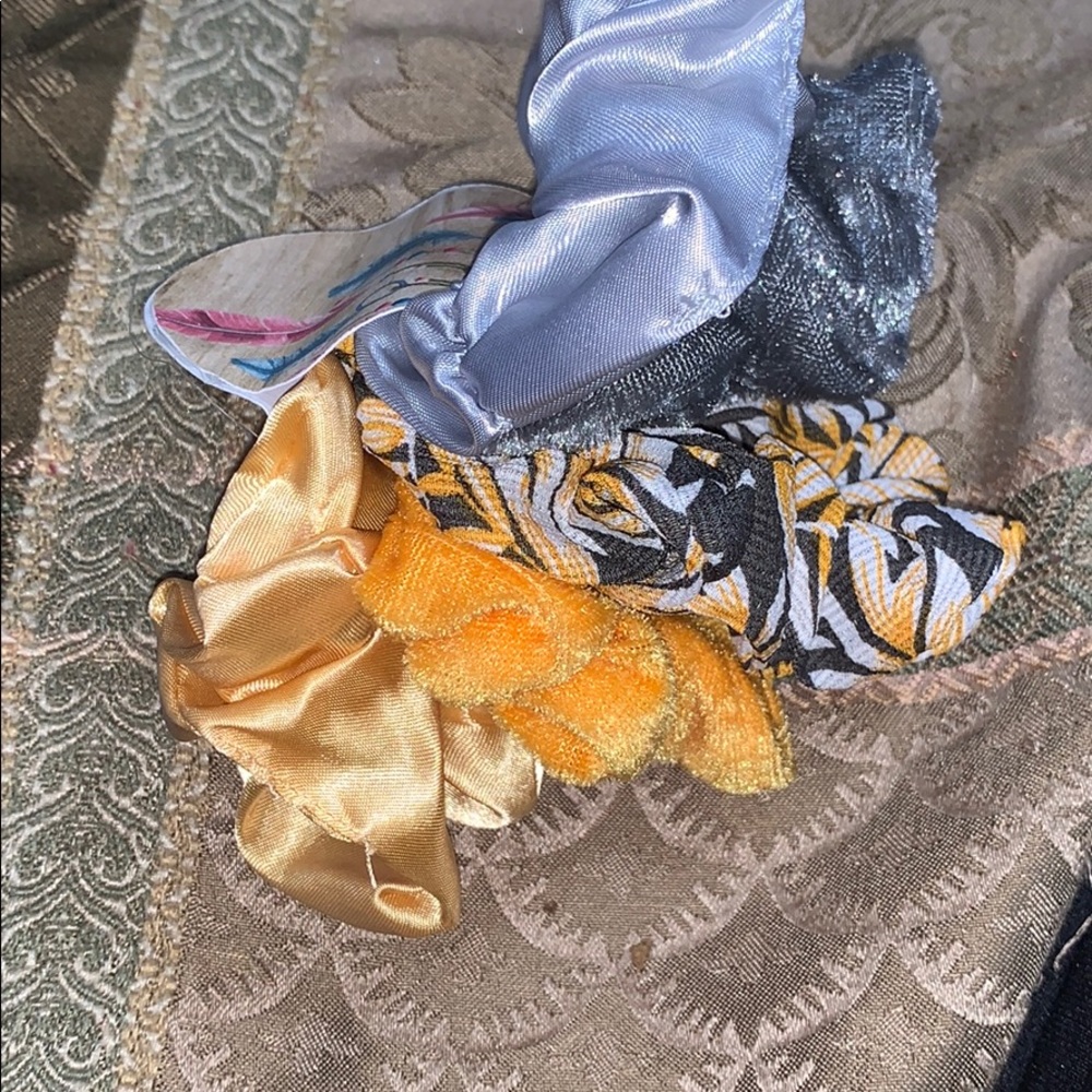 5 assorted scrunchies